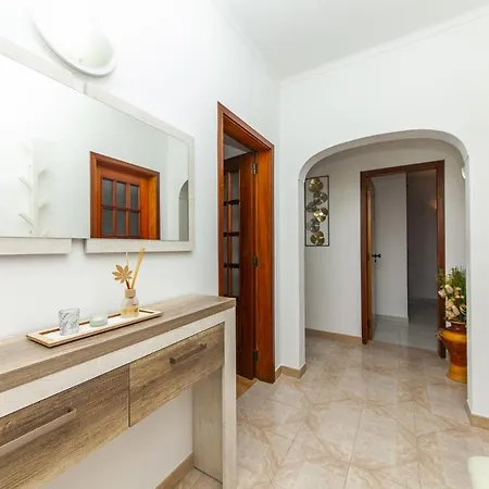 D02 - Carrob Street House بيت للعطل