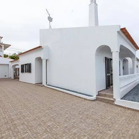 D02 - Carrob Street House بيت للعطل