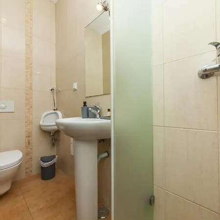 D02 - Carrob Street House *